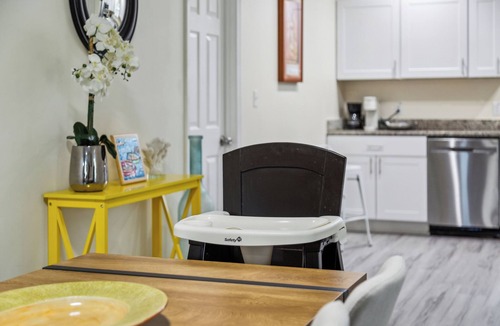 Fair Oaks House | The Modern Recharging Station with a Tesla Charger, 5 miles to Truist Park.