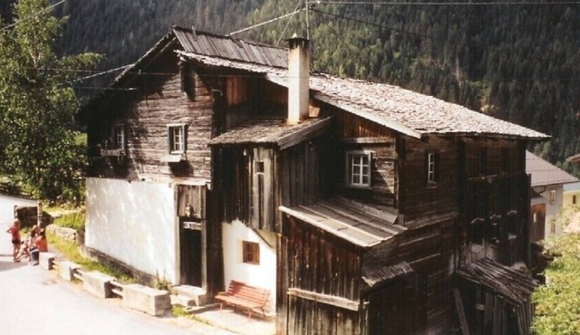 1 min. from the ski area, 500m to the toboggan run, very old house with charm.