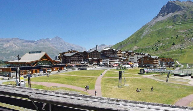 10m from resort center, 6th floor, view resort, balcony, tv, ski locker, 26m², Tignes in Tignes
