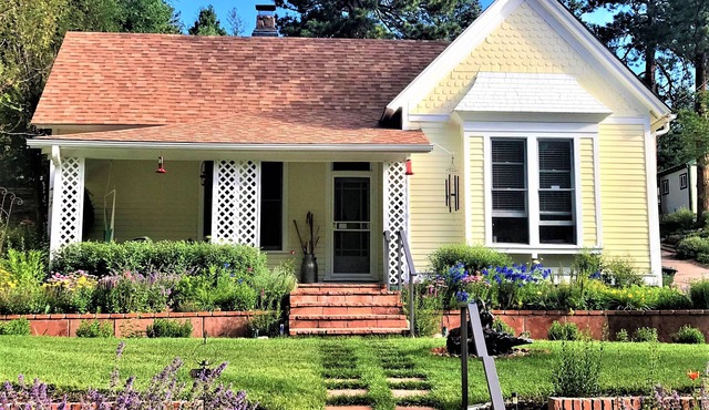 1898 Victorian Bungalow Nestled at the Base of Pikes Peak-Near Attractions in Cascade