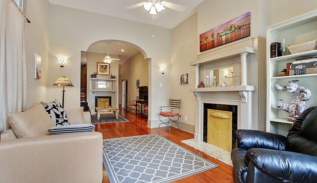 2-3 N stays - Spacious and Comfy, Walk to Whole Foods, bars and shops, sleeps 12 in New Orleans