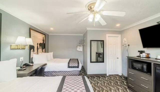 2 Lodgings Available | Beside Buffalo Creek Trails Adventure | 2 Queen Beds in Scurry County