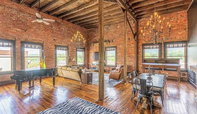 2000 sqft Historic Loft in Downtown Brevard - Near Waterfalls, Dining & More in Brevard