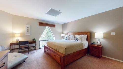 2BR in Ironwood, Fireplace, Common Area Hot Tub, Private Patio, Parking in Whistler