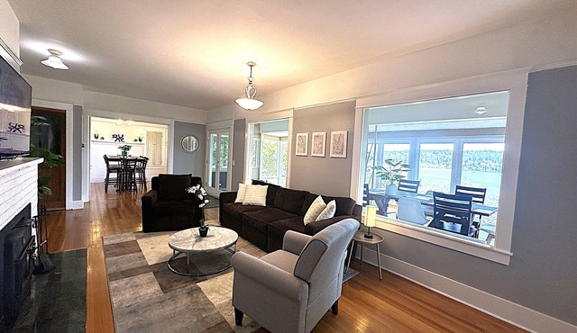 3 BR Beautiful Lake View Home in Lake Forest Park