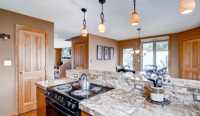 3Bdr condo-master fireplace, upgraded kitchen in Keystone