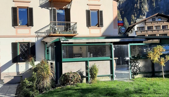 5 minutes walk to cable car! Family size Apartment at super location.