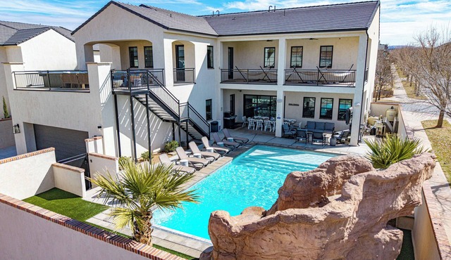 5 Suites, Private Pool, 2 Hot Tubs for 19, 2 Fire Pits, 2 Fridges Sleeps 30 in Hurricane