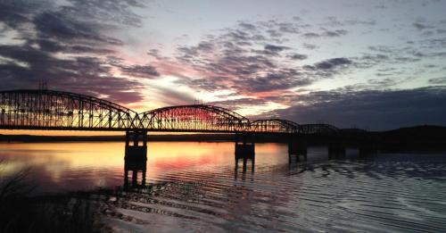 A Bridge View Inn in Chamberlain