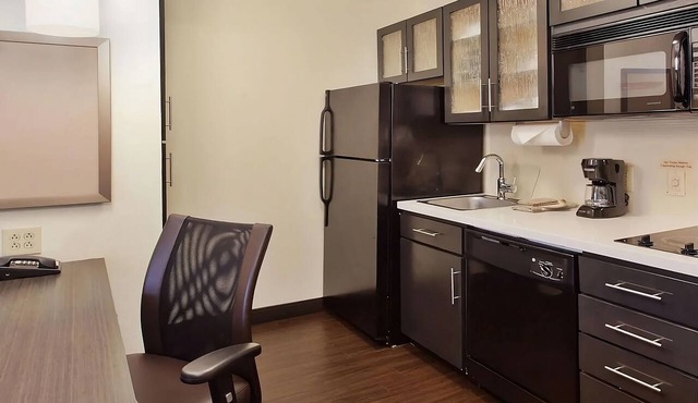 A quick drive from McGhee Tyson Airport! Private Full Kitchen! Pets Allowed! in Knoxville