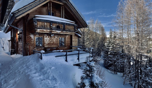 A rustic cabin at 1,750 meters with guaranteed snow and a sauna, right in the heart of the ski and hiking area!
