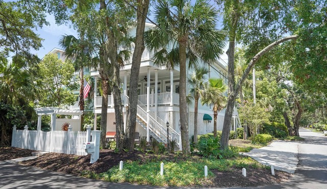 A Summer Hour Retreat. Coastal 3 Bedroom Getaway, Pet Friendly, Minutes from Village and Beach in Saint Simons Island