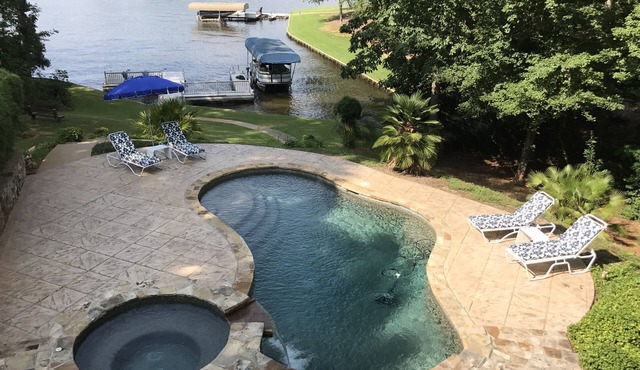Adorable lakeside oasis on Lake Oconee with private pool and full size dock. in Eatonton