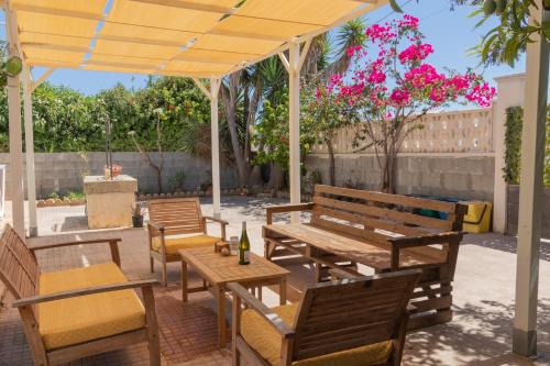 Amaris Mango Seafront Villa in Granelli