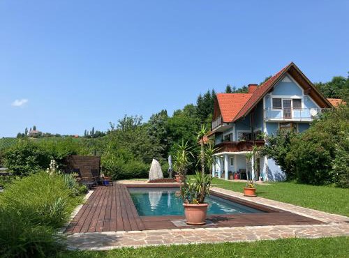 Apartment mit Pool und Aussicht