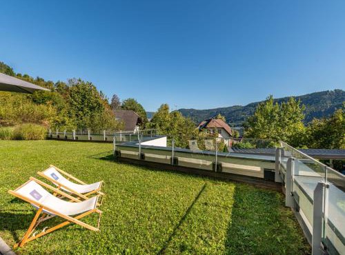 Apartment Top 5 Alpe maritima Seeblick-Bergkulisse by Interhome