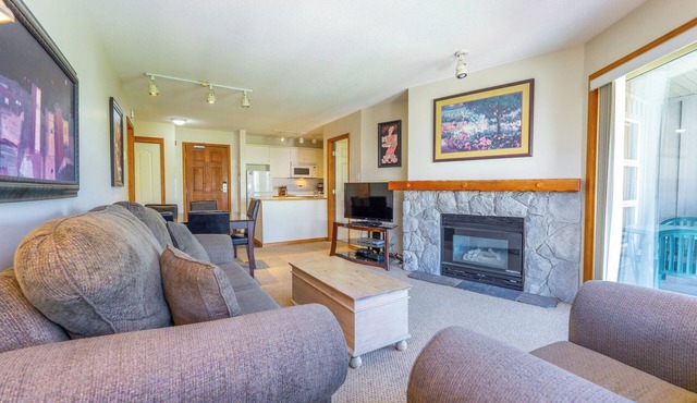 Aspens #563 Prime Ski-in Ski-out Location! Top Floor Unit, Pool, Hot tubs, BBQ in Whistler
