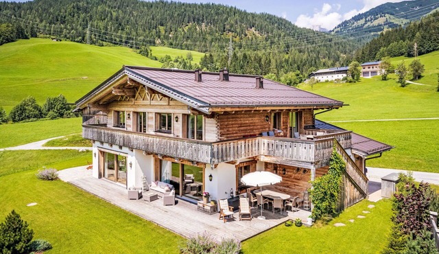 Nice apartment for 10 people with WIFI, TV, balcony and panoramic view in Maria Alm Am Steinernen Meer