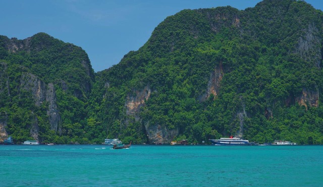 Bayview Resort Phi Phi Island - Beach Front Resort in Ko Phi Phi