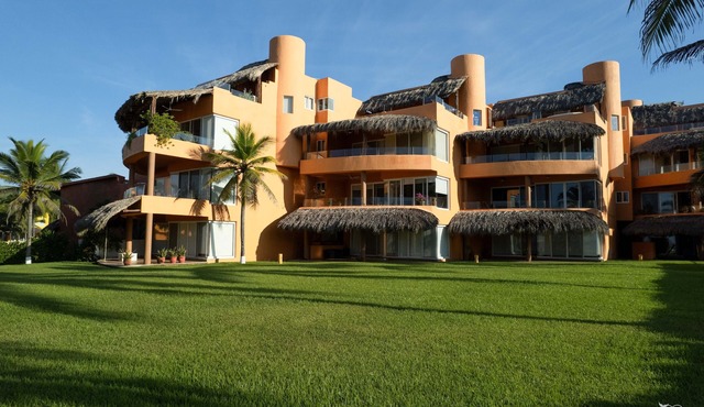 Beach front 3-bedroom condo on Playa Blanca in fantastic Zihuatanejo in Zihuatanejo