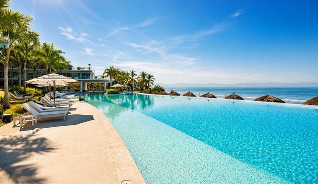 Beachfront Apartment | 6 Bedrooms | Nuevo Vallarta Peninsula in Bucerías