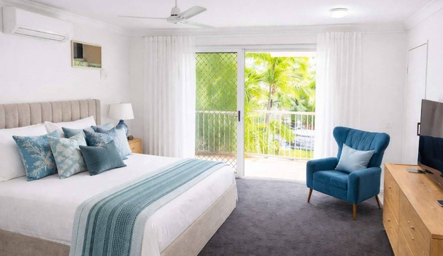 Beachside 2BR Apartment with Parking 1 Min Walk to The Strand Townsville in North Ward