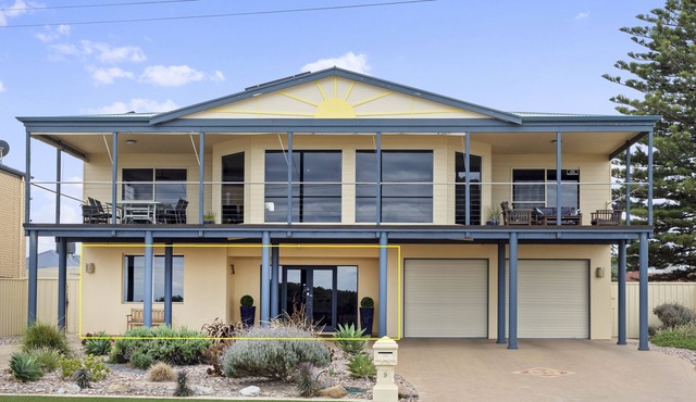 Beachside Escape Right On The Esplanade in Christies Beach