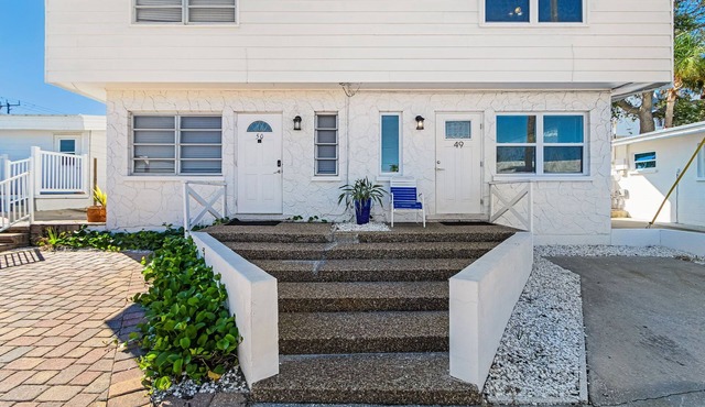 Beachside Escape for 6 with Pool & Direct Sand Access – Aloha Kai #49 in Siesta Key