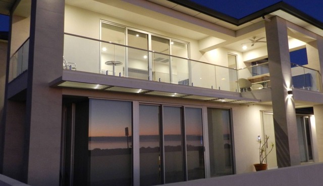 Beachside Sunset Vista Adelaide - couples getaway in Largs Bay