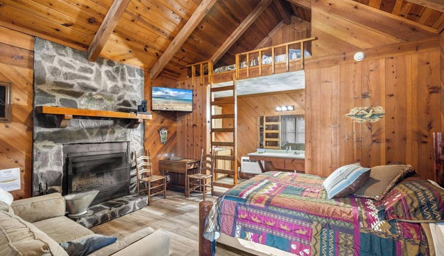 Bear Paw Cottage #5 Queen Log Bed: COZY!: Pet Friendly; 2 Adults/2 Children in Sautee Nacoochee