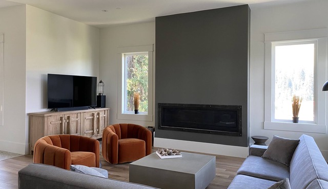 Beautiful New Luxury Home - Close to The Village - Amazing Ski In/Out too. in Silver Star Mountain