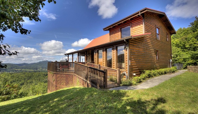 Best Panoramic Views! 5 min. to National Park - Sleeps 10 - Top 10% in Sevierville