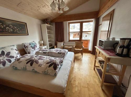 Bijou Guest House - Room w Balcony, Mountain & Garden Views
