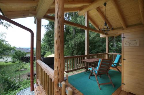 Blockhaus Chalet mit beheizbarem Badefass und Infrarotsauna auf der Terrasse