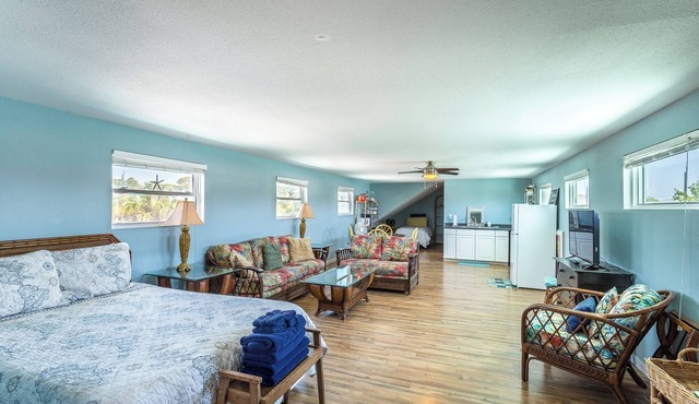 Brand New! Downtown Loft, Central Location Walking Distance to Beach and Bay! in Saint George Island