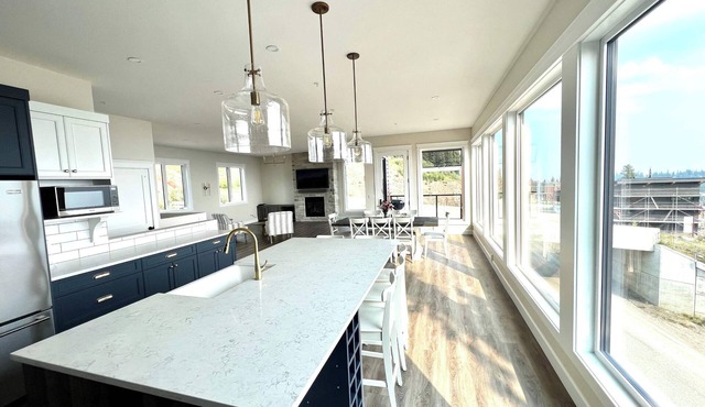 BRAND NEW, oversized, Ski-in/Ski-out out luxury in Silver Star Mountain Resort. in Vernon
