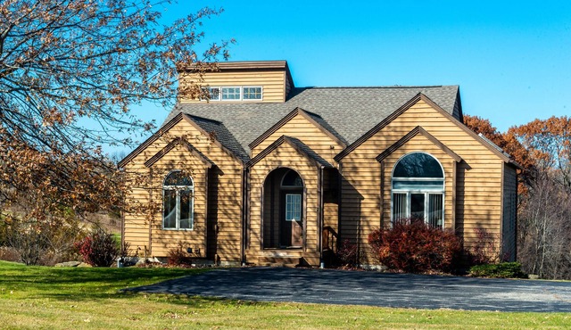 BRIGHT 4BR/4BA W/2 MASTER SUITES, SCREENED PORCH, DECK, FIRE PIT AND 6 TVs! in Galena