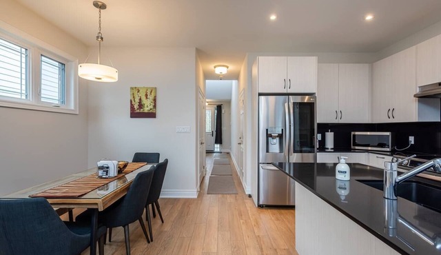 Bright, Clean & Quiet mins to Downtown & Beach in Cobourg