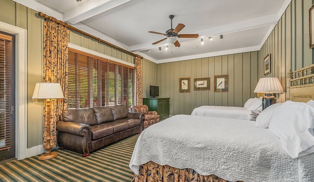 Bright's Creek Double Queen with Deck and pet friendly-Near TIEC, Hendersonville in Mill Spring