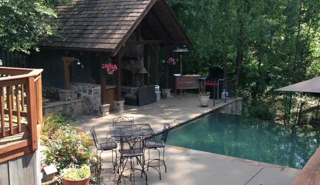 Buckhead, Infinity edge pool,hot tub. Close to shops and restaurants. in Atlanta