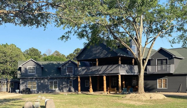Burn Valley Lodge is a spacious and fun 'resort style' place on 100 Acres in McDade