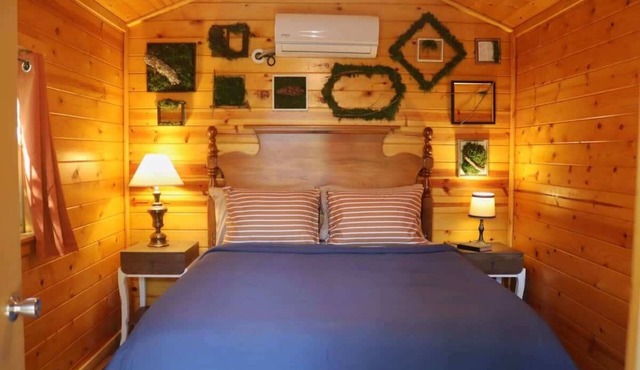 Carnation's Cove-Cabin on Hidden Paradise Farms in Clarkrange