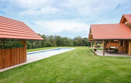 Chalet Mit Gemeinsamen Pool in Stainz