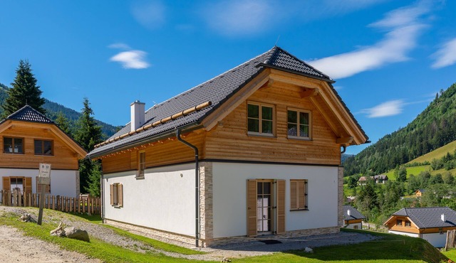 Chalet with Finnish sauna and hot tub near the ski lift