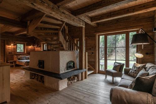ChaletWK - Luxury old wood mountain chalet in a sunny secluded location with gym, sauna & whirlpool