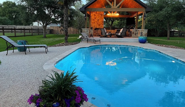 CHARMING 1-BR Texas Ranch Cottage near Downtown Houston with AMAZING POOL &PATIO in Friendswood