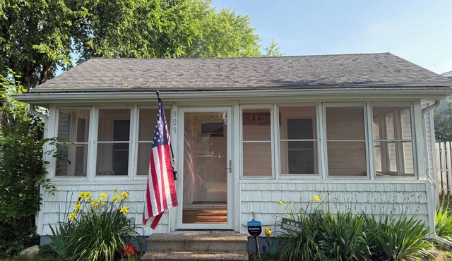 Charming 2-bedroom house with AC, WiFi in serene Black River Falls. in Black River Falls