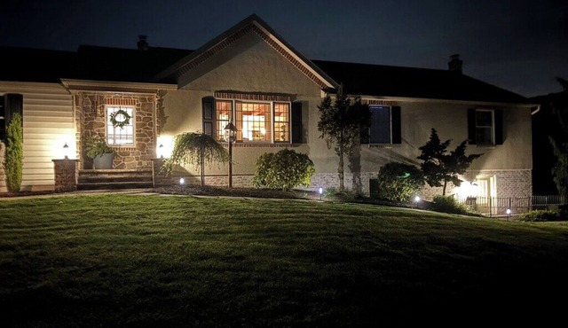 Charming 2-Bedroom B&B surrounding farmland with Chickens,mini goats, and cows in Stevens
