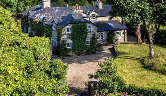 Charming and spacious 6-bedroom farmhouse close to Center Parcs in Mullingar