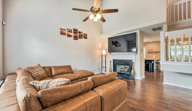 Chic Charlotte Townhome w/Community Pool in Charlotte